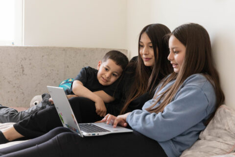 Kiran Sheikh Customer family shoot_ Central Way_Middlesex Hospital_ May 25_ Jo Hansford (1)